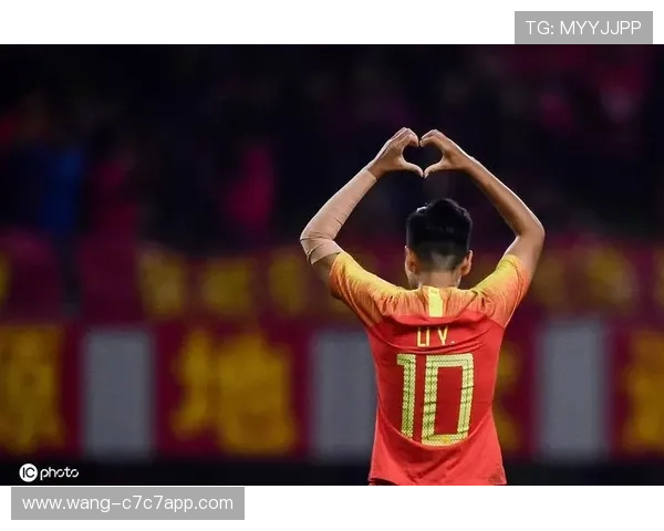 足球球星花式足球技巧揭秘 完美展示个人魅力与足球艺术之美